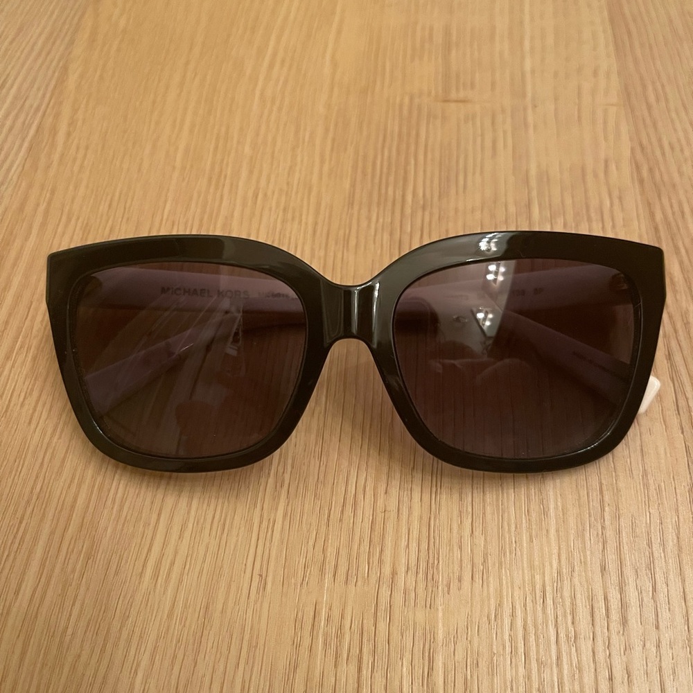 Michael Kors 6016 Sandestin polarized black & white sunglasses- New without case